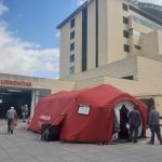 El Hospital Clínico San Cecilio y el 061 instalan una estación de transferencia de pacientes con coronavirus junto a la entrada de Urgencias