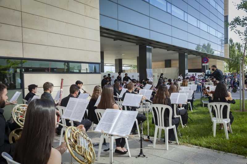 La Joven Orquesta Sinfónica de Granada homenajea en el Clínico San Cecilio a los profesionales y pacientes que se han enfrentado a la COVID-19