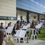 La Joven Orquesta Sinfónica de Granada homenajea en el Clínico San Cecilio a los profesionales y pacientes que se han enfrentado a la COVID-19