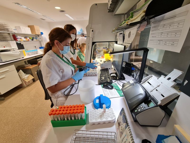El laboratorio de Microbiología del Clínico de Granada alcanza el medio millón de PCR desde el inicio de la pandemia