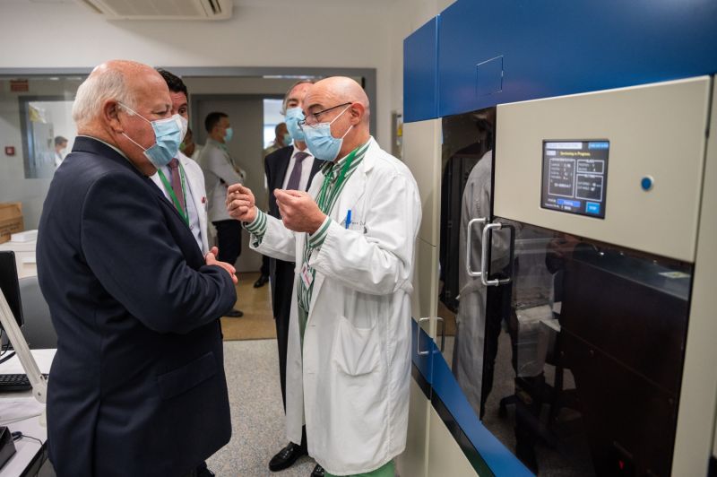El laboratorio provincial de Anatomía Patológica de Granada, primero de España en completar su robotización al 100%