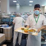Habas y ‘salaíllas’ para los pacientes hospitalizados en el Clínico de Granada para conmemorar el Día de San Cecilio