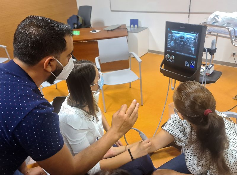 Enfermeras de cinco UCIs neonatales de hospitales andaluces se forman en el Clínico San Cecilio en canalización de vías con la ayuda de un ecógrafo