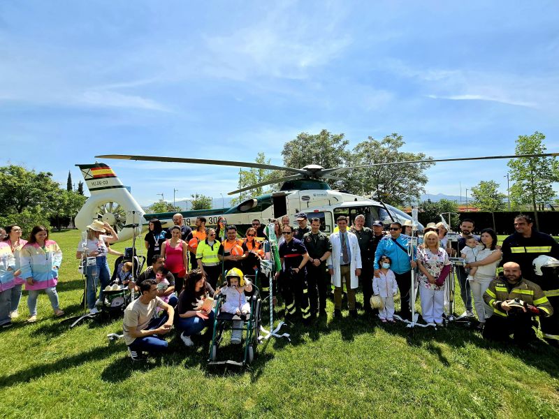 El Clínico San Cecilio celebra el Día de la Infancia Hospitalizada con la visita de Bomberos, Protección Civil, Guardia Civil y profesionales del Aeropuerto
