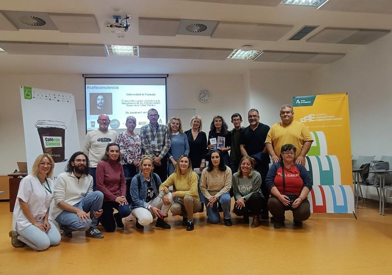 Profesionales sanitarios y pacientes participan en un ‘Café con Ciencia’ sobre enfermedades minoritarias en el Clínico San Cecilio