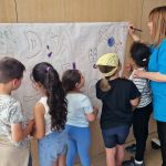 La Fundación Espadafor transforma el pasillo de Pediatría del Clínico San Cecilio en un tablero gigante para celebrar el Día Mundial del Juego