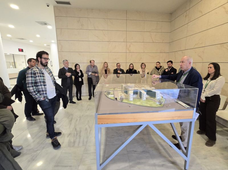 Ingenieros del acelerador de partículas visitan áreas tecnológicas clave del Clínico San Cecilio