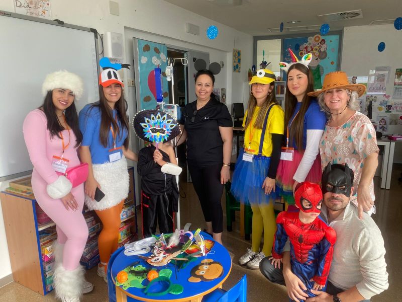 Los pacientes más pequeños del Clínico San Cecilio celebran el carnaval en el aula hospitalaria