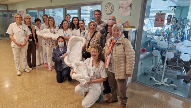 La asociación de mayores ‘En marcha’ de Monachil dona cojines de colecho a Pediatría del Clínico San Cecilio