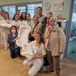 La asociación de mayores ‘En marcha’ de Monachil dona cojines de colecho a Pediatría del Clínico San Cecilio