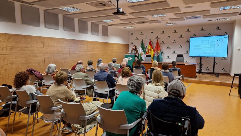 Pacientes y cuidadores se forman sobre los síntomas invisibles del párkinson en el Clínico San Cecilio