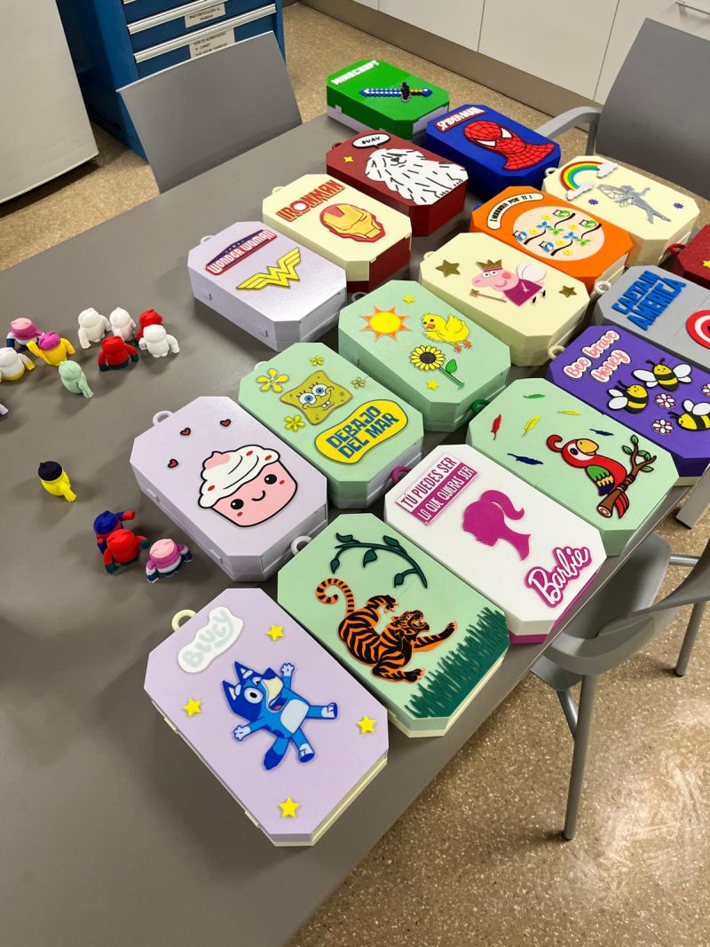 Los pacientes pediátricos del Clínico San Cecilio ya cuentan con cajas porta sueros con superpoderes