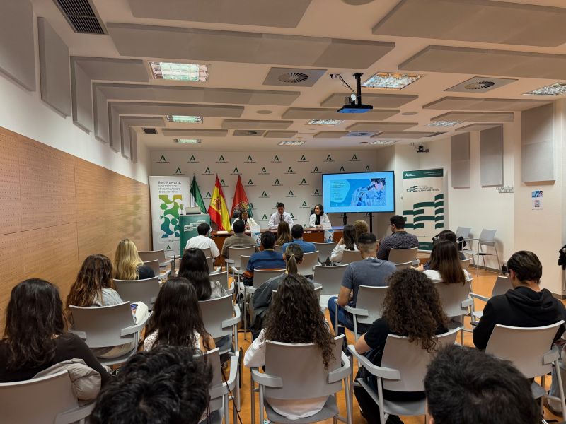 El ibs.GRANADA impulsa el talento joven con una jornada práctica en el Clínico San Cecilio para iniciar la carrera investigadora en salud